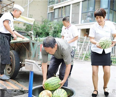 買下一整車西瓜，讓瓜農(nóng)早點(diǎn)回家